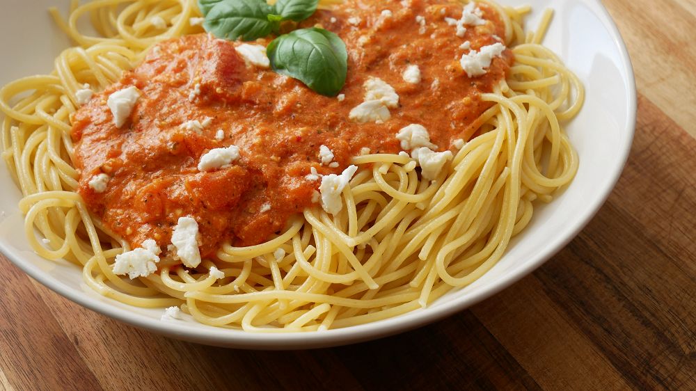 Spaghetti mit Tomaten Feta Sauce - ichkocheheute.de
