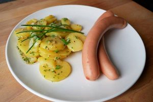 Münchner Kartoffelsalat mit Würstchen