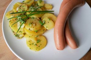 Münchner Kartoffelsalat mit Würstchen