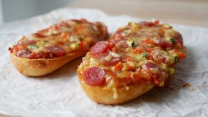 Schnelle Pizza Baguettes mit Salami