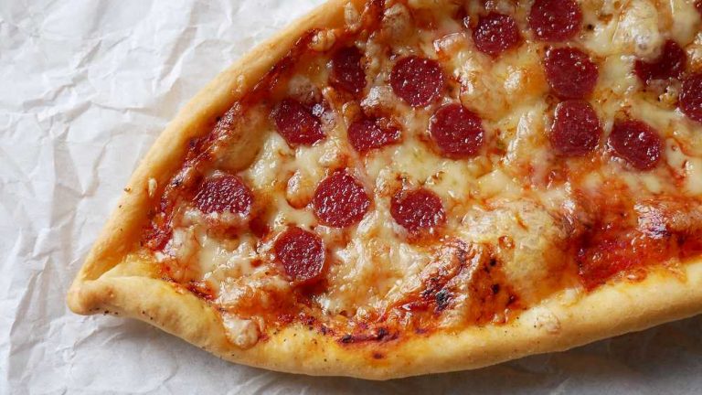 Pizza Schiffchen mit Salami - ichkocheheute.de Pizza Schiffchen mit Salami - ichkocheheute.de