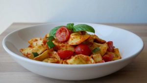 Schnelle Tortellini Pfanne mit Zucchini & Kirschtomaten