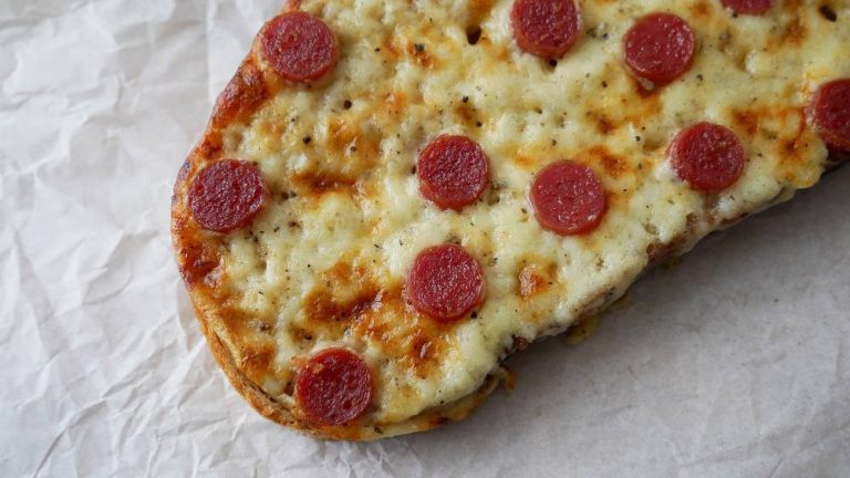 Schnelle Pizzabrote mit Salami - ichkocheheute.de