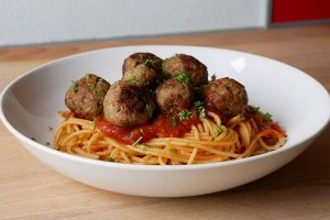 Spaghetti mit Tomatensauce & Fleischbällchen