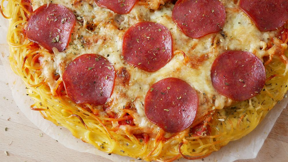 Spaghetti Pizza mit Salami