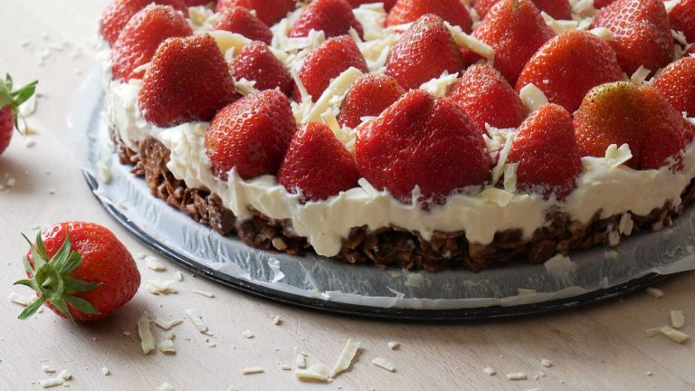 Schnelle Erdbeertorte mit Cornflakesboden (Ohne Backen) - ichkocheheute.de