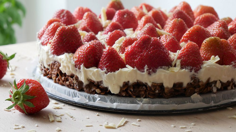 Simple Strawberry Cake with Cornflakes Base