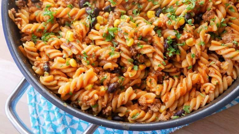 One Pot Pasta mit Hackfleisch, Mais &amp; Bohnen - ichkocheheute.de