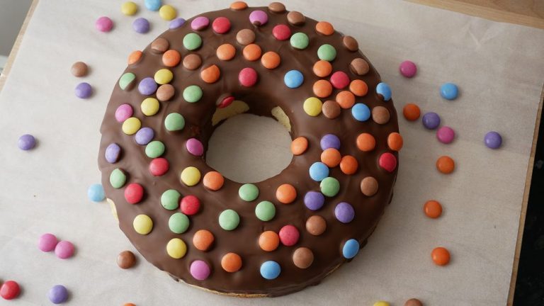 XXL Donut mit Schokolade & Smarties Selber Machen - ichkocheheute.de