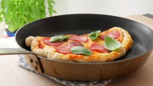 Pfannen Pizza "Calzone" mit Salami (ohne Backofen)