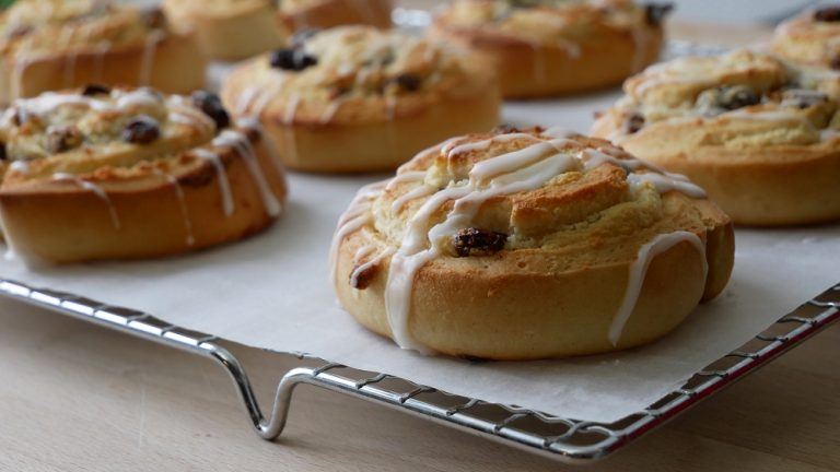 Rosinenschnecken mit Marzipanfüllung - ichkocheheute.de