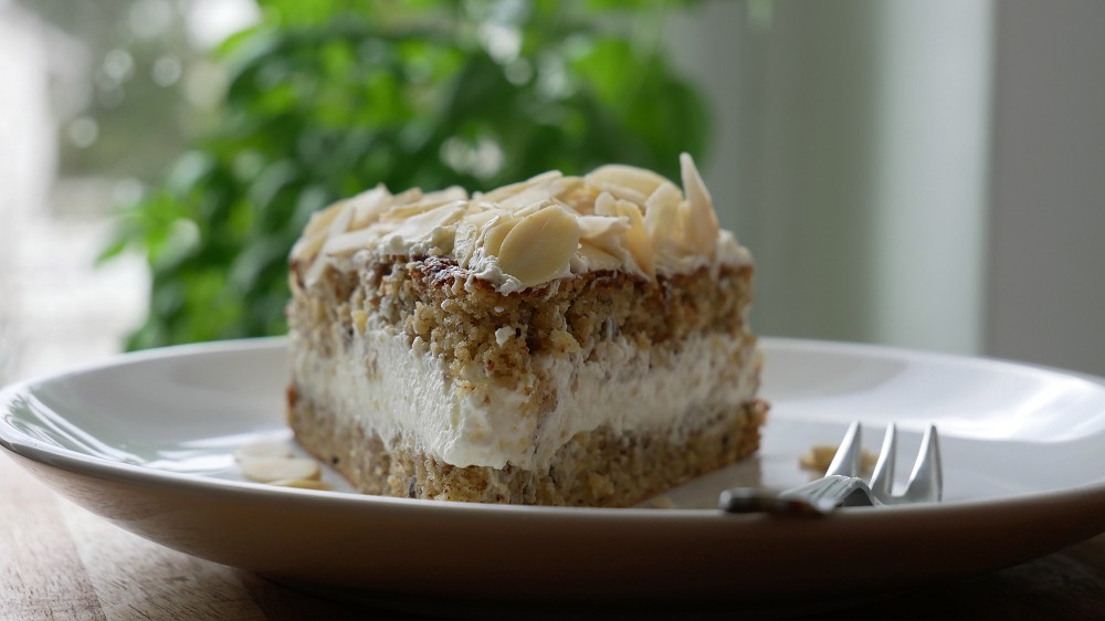 Simple Almond Cream Cake with Mascarpone
