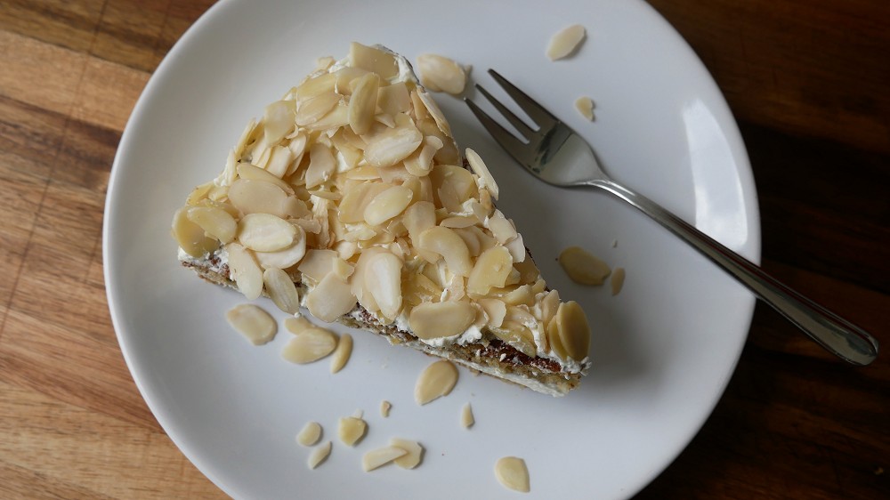 Simple Almond Cream Cake with Mascarpone