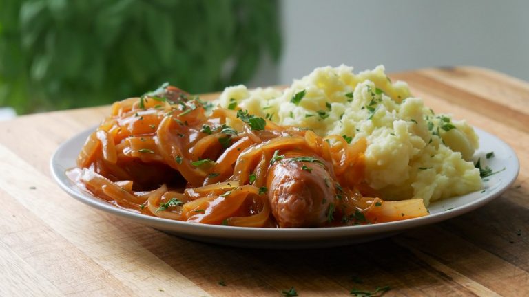 Bratwürstchen mit Zwiebelsauce - ichkocheheute.de Bratwürstchen mit Zwiebelsauce - ichkocheheute.de