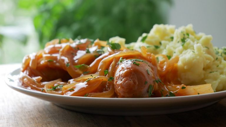 Bratwürstchen mit Zwiebelsauce - ichkocheheute.de