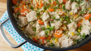 Schnelle One Pot Reispfanne mit Hähnchen & Gemüse