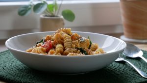 Vegetarische One Pot Pasta mit Tomaten & Blattspinat