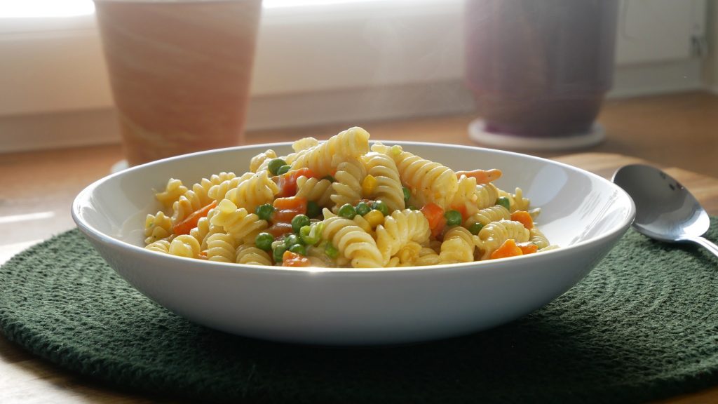 One Pot Pasta mit Buttergemüse & Käsesauce - ichkocheheute.de One Pot Pasta mit Buttergemüse & Käsesauce - ichkocheheute.de