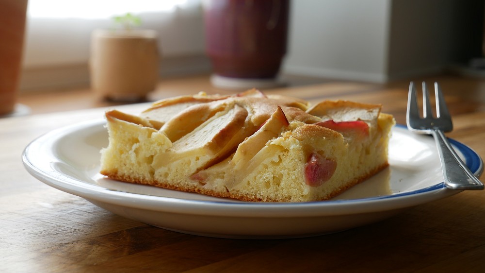 Simple Sponge Cake with Apples
