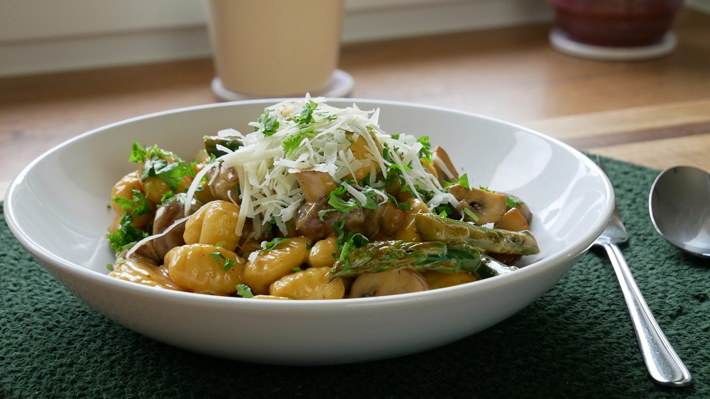 Simple Gnocchi Stir Fry with Asparagus & Mushrooms