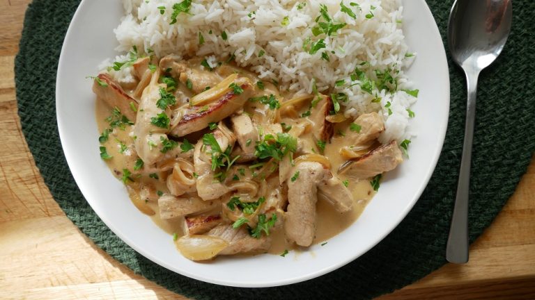 Geschnetzeltes mit Zwiebel Sahne Sauce - ichkocheheute.de