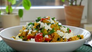 Schneller Couscous Salat mit Gemüse & Fetakäse