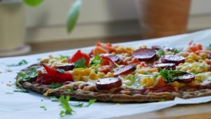 Schnelle Knäckebrot Pizza mit Paprika, Mais & Salami