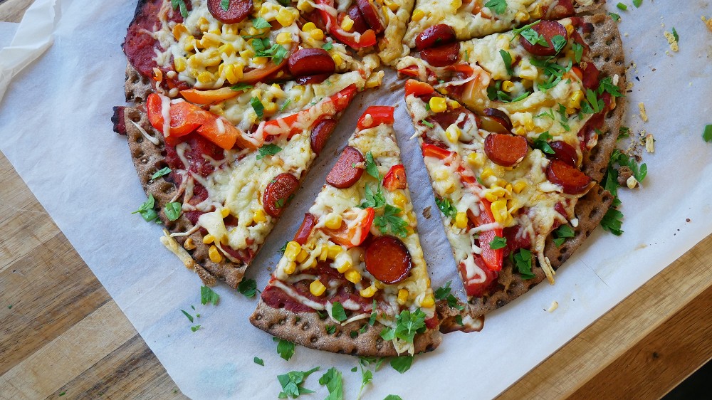 Schnelle Knäckebrot Pizza mit Paprika, Mais & Salami