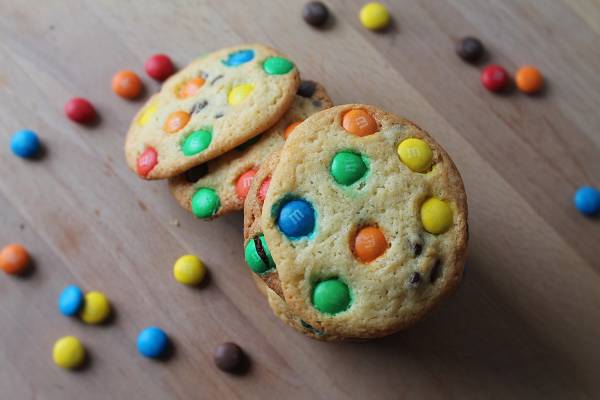 M&Ms Chocolate Chip Cookies Backen