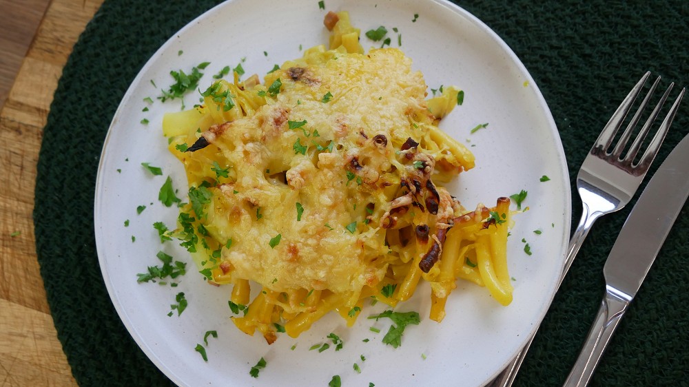 Pointed Cabbage Pasta Bake with Curry and Bacon Bits