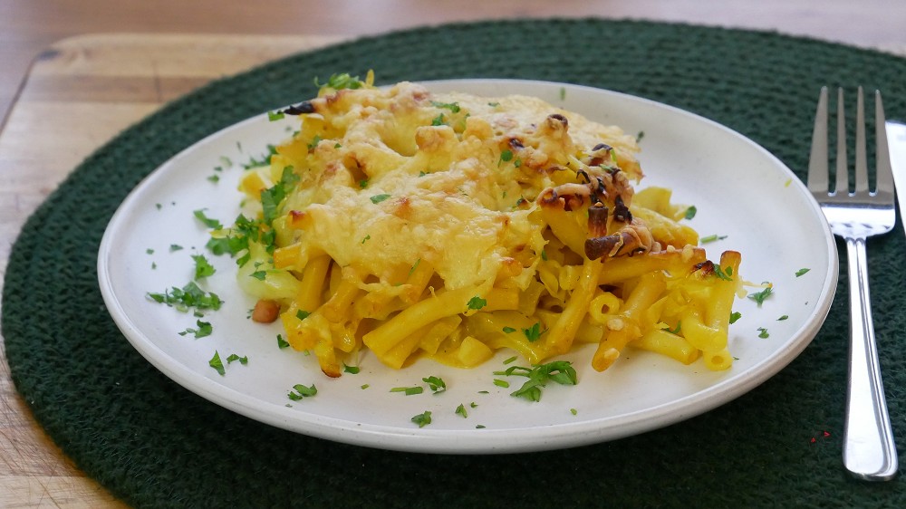 Pointed Cabbage Pasta Bake with Curry and Bacon Bits