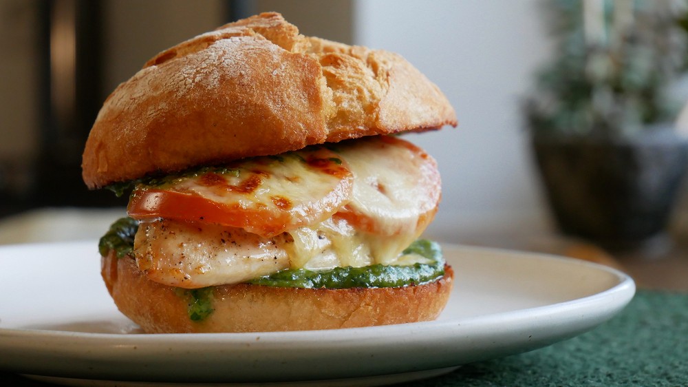 Tomaten Mozzarella Sandwich mit Basilikumpesto