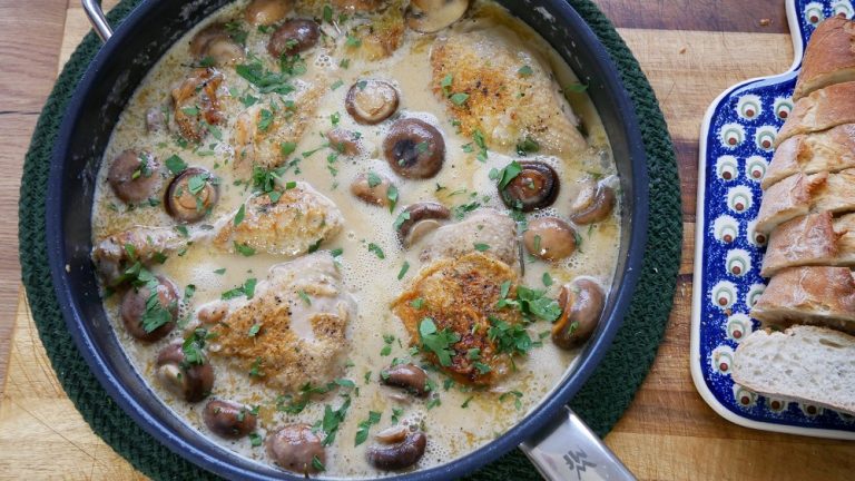 Hähnchen mit Champignons &amp; Weißwein Sahne Sauce - ichkocheheute.de