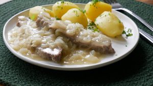 Münsterländer Rindfleisch mit Zwiebelsauce