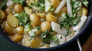 Schnelle Kartoffelpfanne mit Spargel, Brokkoli & Speck