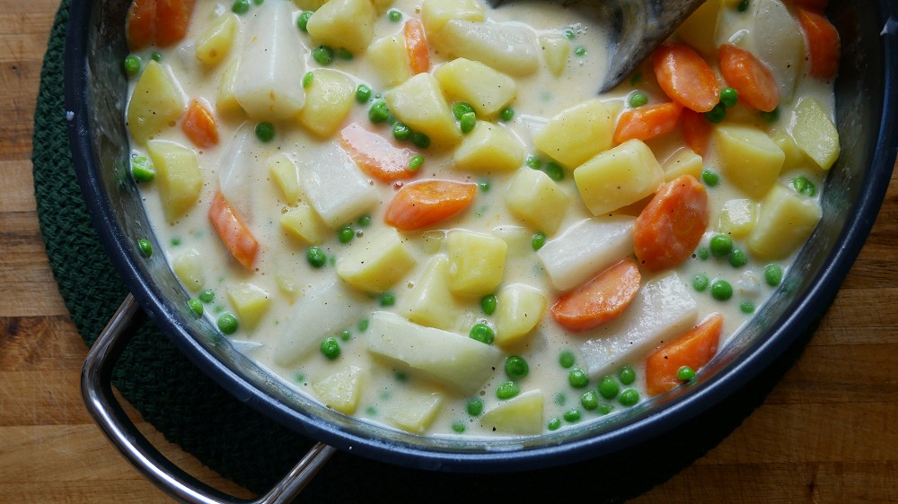 Simple Potato Stiry Fry with Carrots, Kohlrabi & Peas