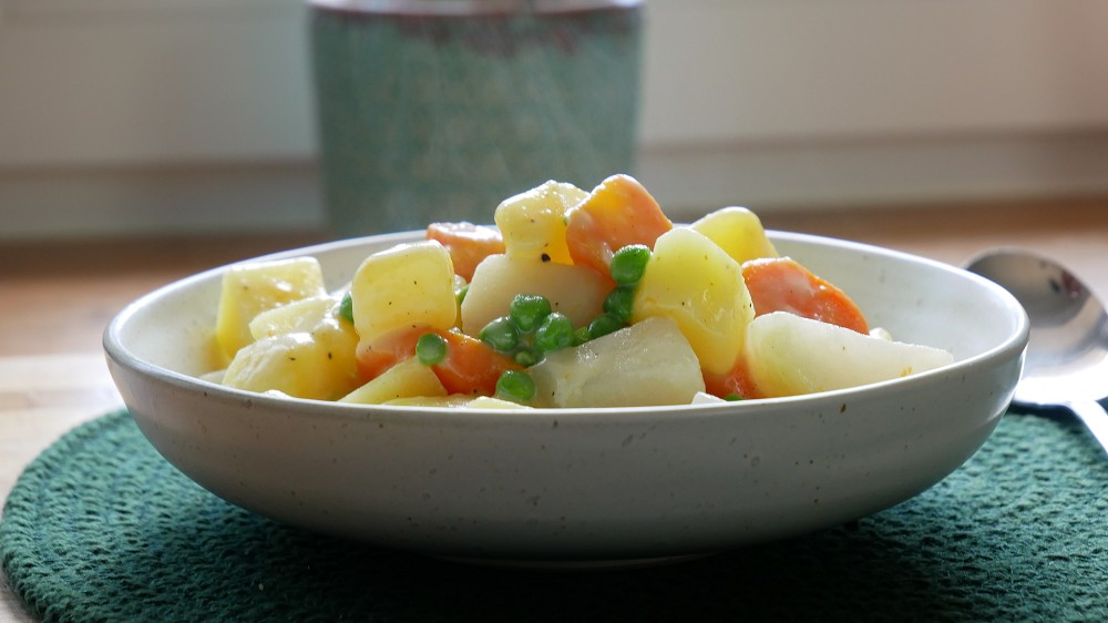 Simple Potato Stiry Fry with Carrots, Kohlrabi & Peas