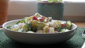 Kartoffel Gurken Salat mit Radieschen
