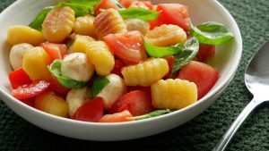 Schneller Gnocchi Salat "Tomate Mozzarella"