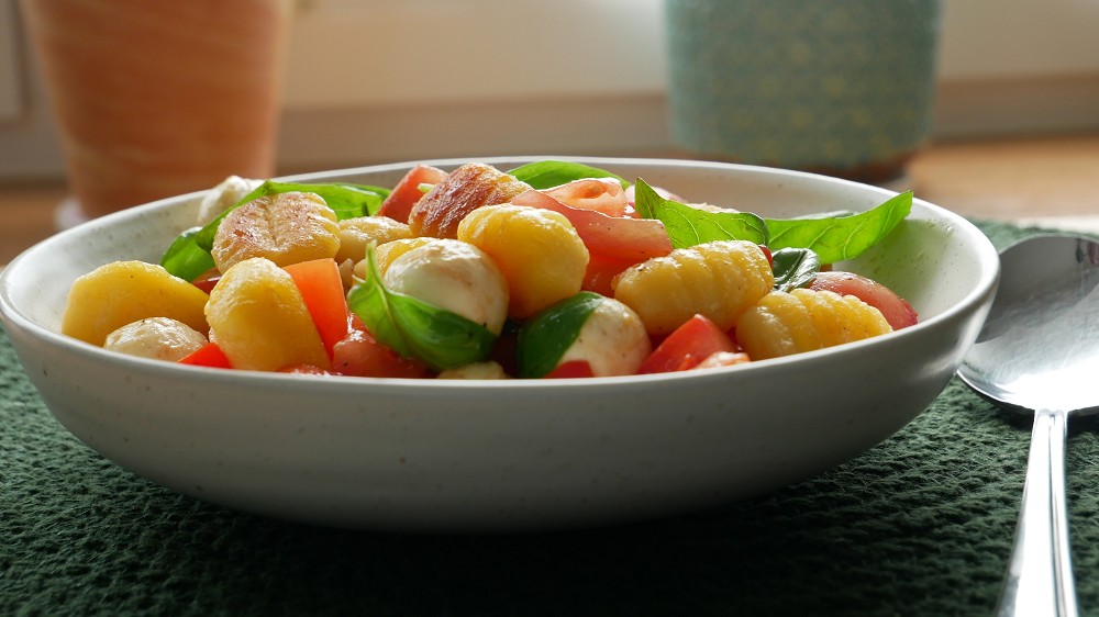 Schneller Gnocchi Salat "Tomate Mozzarella"