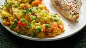 Schneller Curry Reis Salat mit Pfirsichen