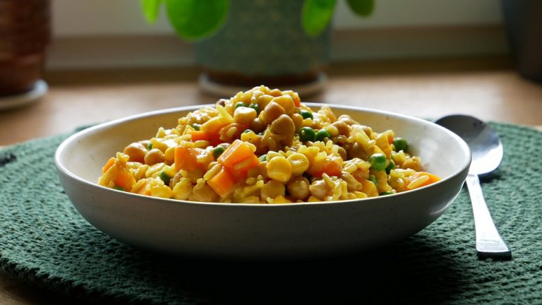 Schnelle Reispfanne mit Gemüse &amp; Kichererbsen (Vegan) - ichkocheheute.de