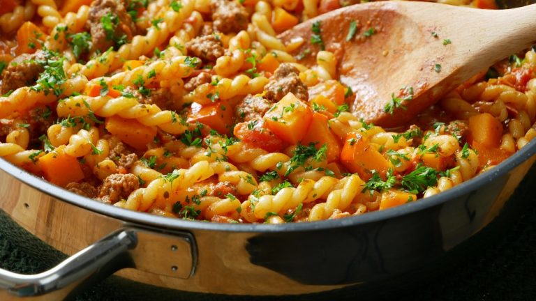 Schnelle Pasta mit Kürbis &amp; Hackfleisch - ichkocheheute.de