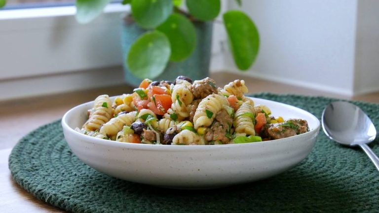 Schneller Tex Mex Nudelsalat mit Hackfleisch, Mais &amp; schwarzen Bohnen ...