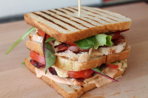 Club Sandwich mit Hähnchenbruststreifen, Bacon & Cocktailsauce