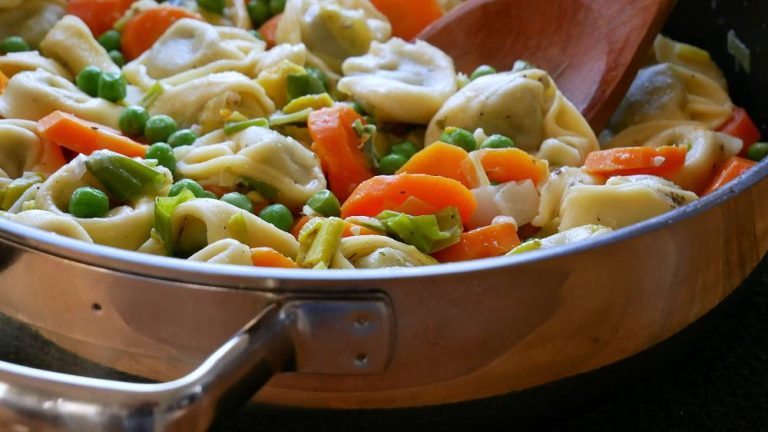 Bunte Tortellini Pfanne mit Möhren, Lauch &amp; Erbsen - ichkocheheute.de