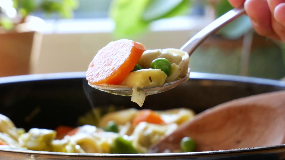 Colorful Tortellini Stir-Fry with Carrots, Leek & Peas